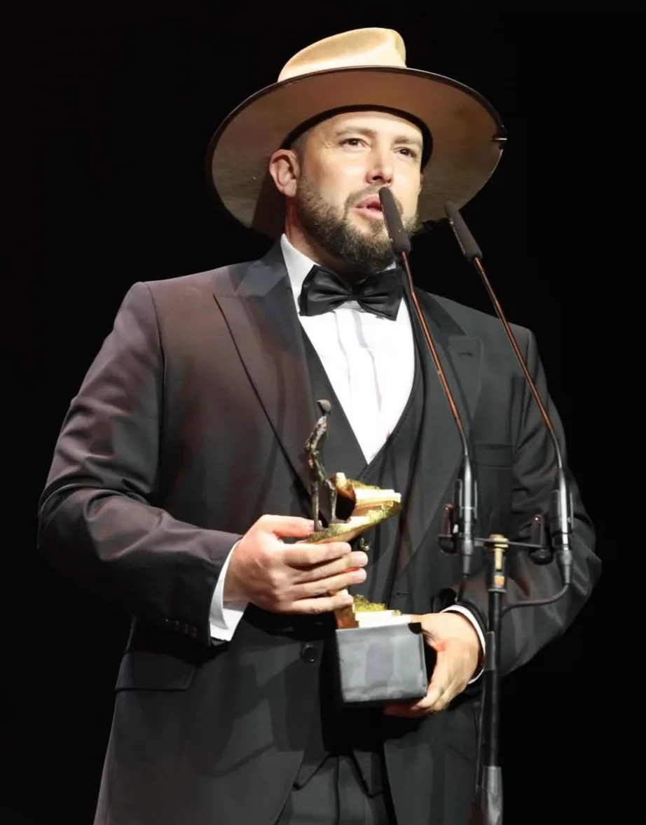 Sergio Cánovas recogiendo un reconocimiento
